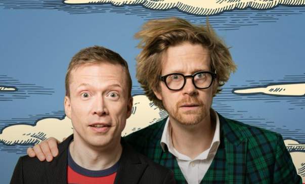 Anders och Måns tittar in i kameran. I bakgrunden syns tecknade moln.