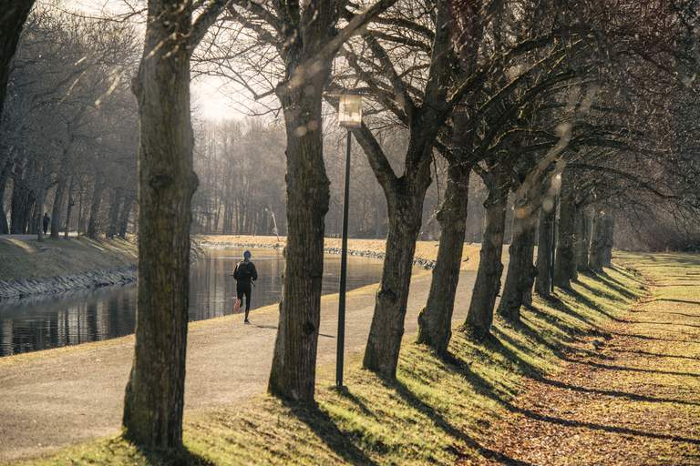 En kvinna springer längs Djurgårdsbrunnskanalen på Djurgården i Stockholm.