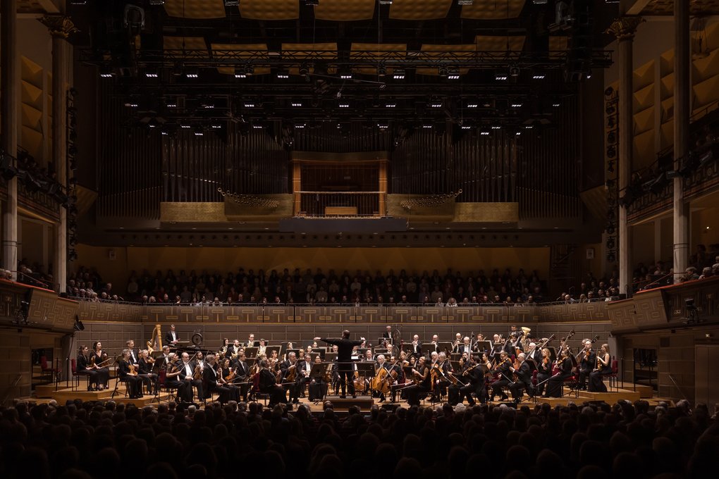 Kungliga Filharmonikerna på scen i Konserthuset.