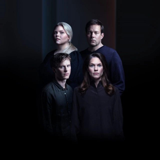 Teateraffisch med de 4 skådespelarna som stirrar in i kameran, och föreställningens namn i lysande blå bokstäver