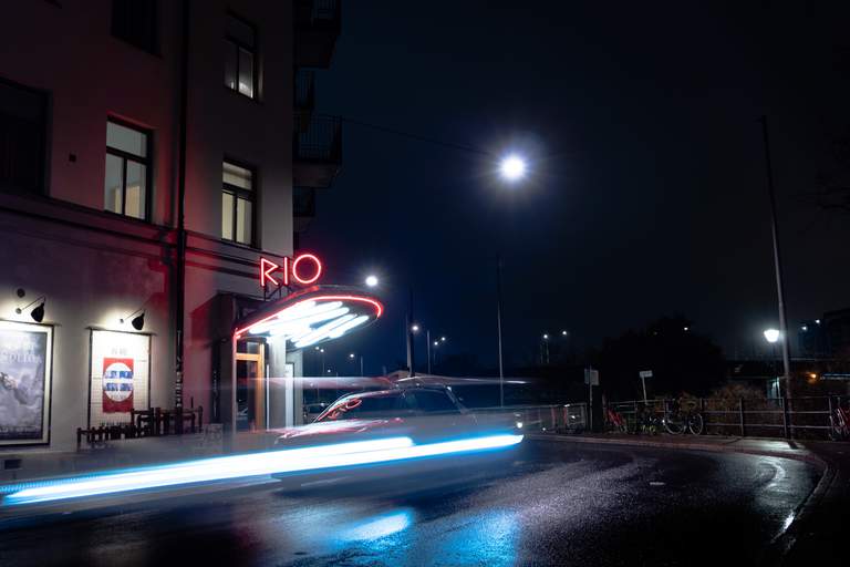 Neonljus utanför retro-biografen Bio Rio kvällstid i Stockholm