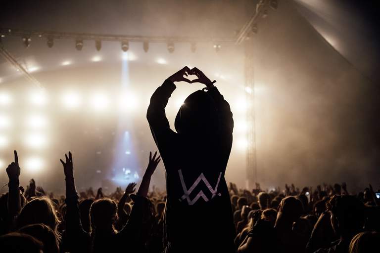 Konserter och festivaler i Stockholm. Publik på Lollapalooza 2010. En person sitter på en annan persons axlar och formar ett hjärta med sina händer.