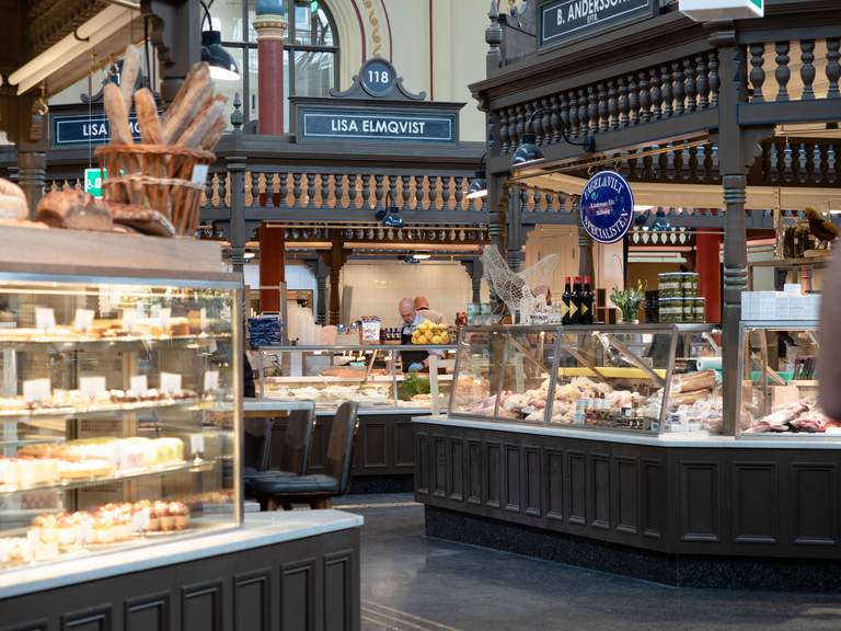 Östermalmshallen, en klassisk saluhall med en mängd diskar som säljer fantastiska råvaror