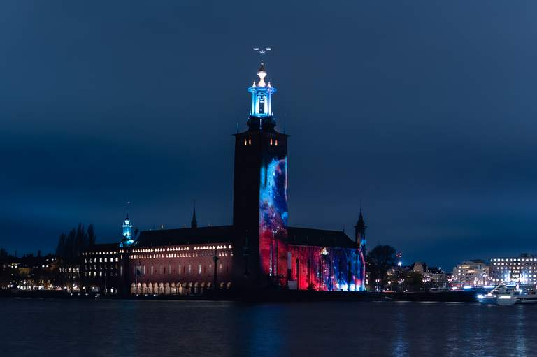 Nobelveckan i Stockholm. Stockholms stadshus är upplyst av en ljusinstallation under Nobel Week Lihghts-firandet.