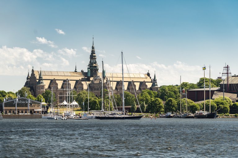 Sevärdheter i Stockholm. Nordiska museet, Junibacken och Vasamuseet, sedda från vattnen utanför Djurgården.