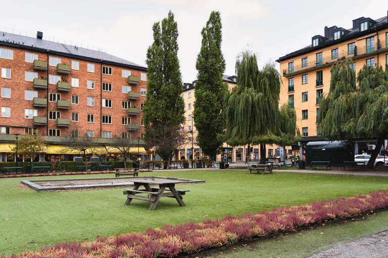 Nytotget på Södermalm i Stockholm, ett populärt sommarhäng med många caféer och restauranger runt torget.