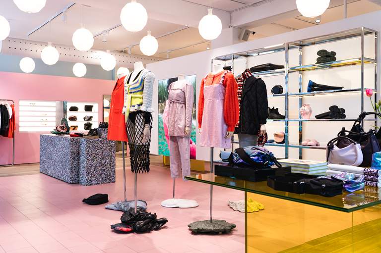 Shopping i Stockholm. Färgglada kläder hos Ganni.