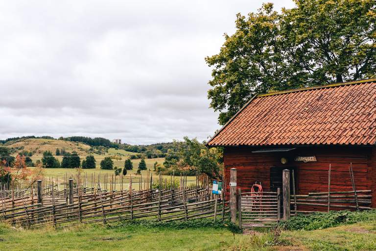 Aktiviteter i Stockholm. En stuga på Akalla 4H gård. I bakgrunden syns Järvafältet sträckas ut.