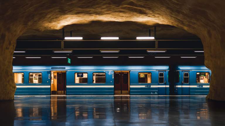 Kollektivtrafik i Stockholm. En tunnelbanevagn står stilla på Akallas tunnelbanestation.