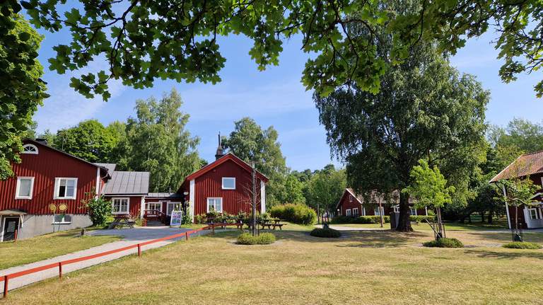 Parker i Stockholm. Gamla hus i Husbygårdsparken.