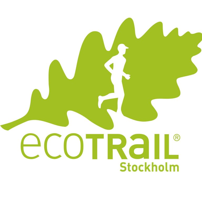 Texten Ecotrail Stockholm. Ekblad och en löpare.