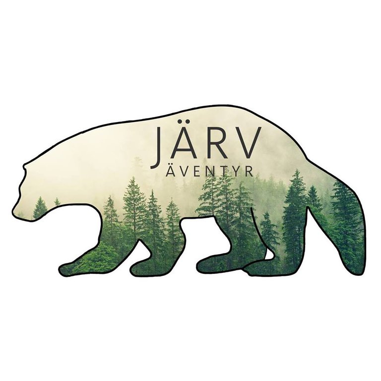 Text Järv Äventyr skriven i siluetten av en björn.