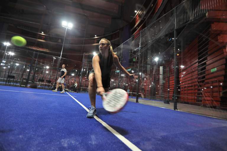 Kvinna spelar padel på Globen i Stockholm