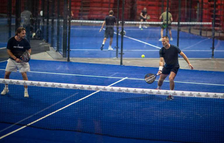 Två män spelar padel på Globen i Stockholm