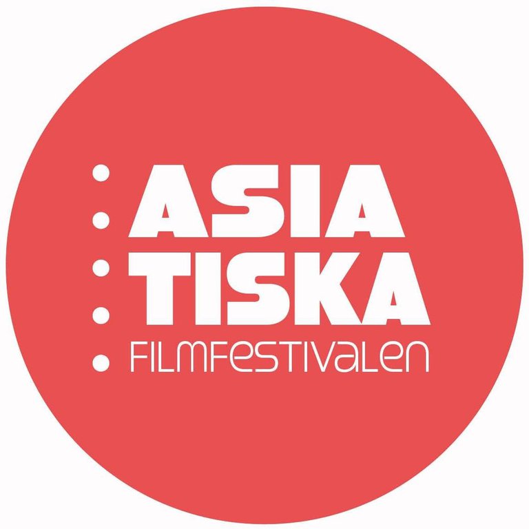 Texten "Asiatiska Filmfestivalen" på röd bakgrund.