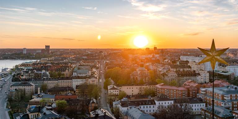 Solnedgång över Kungsholmen i Stockholm. Utsikt från Stadshustornet i april.