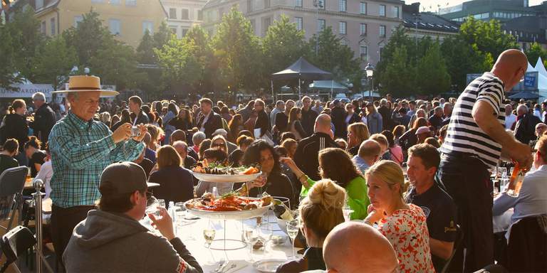 Många människor som provar maträtter på Smaka good food festivalen.