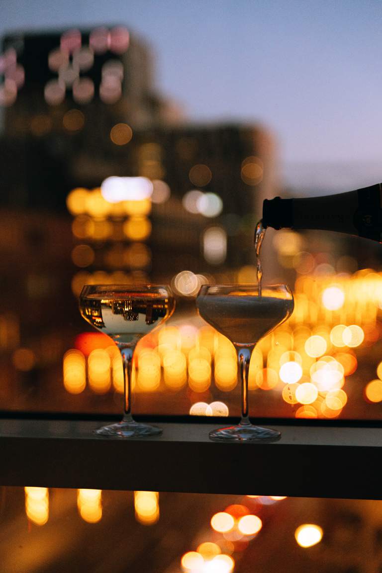 Två drinkar vid fönster mot en stadsgata.