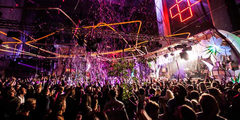 Ett fullsmockat dansgolv på Trädgården, en av Stockholms populäraste sommarklubbar. Utomhusklubben bokar konsekvent några av världens största akter inom techno och house.