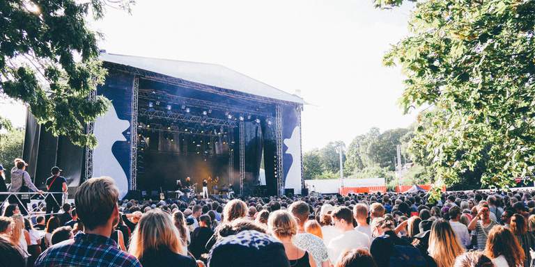 Publikhavet framför stora scenen på Popaganda i Stockholm, dagtid. Popaganda är en årlig festival som håller till på Eriksdalsbadet på Södermalm.