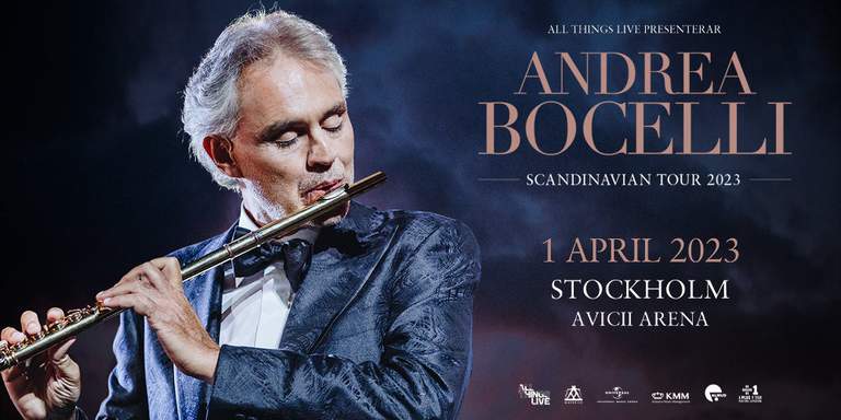 Andrea Bocelli som spelar flöjt.