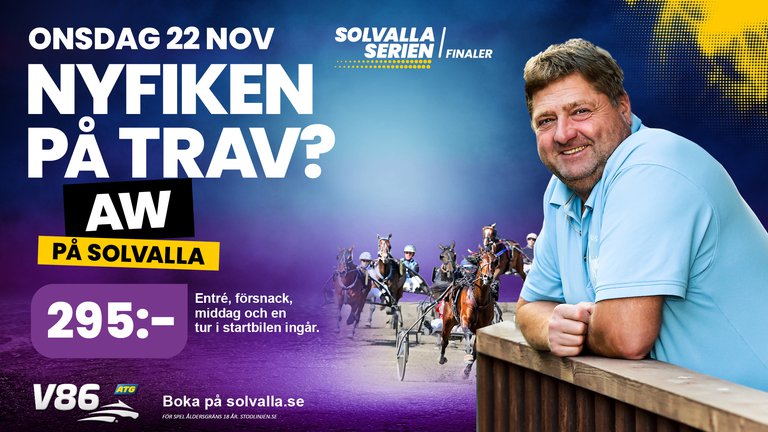 en leende man som står lutad mot läktarstaketet på Solvalla. I bakgrunden travhästar som tävlar.