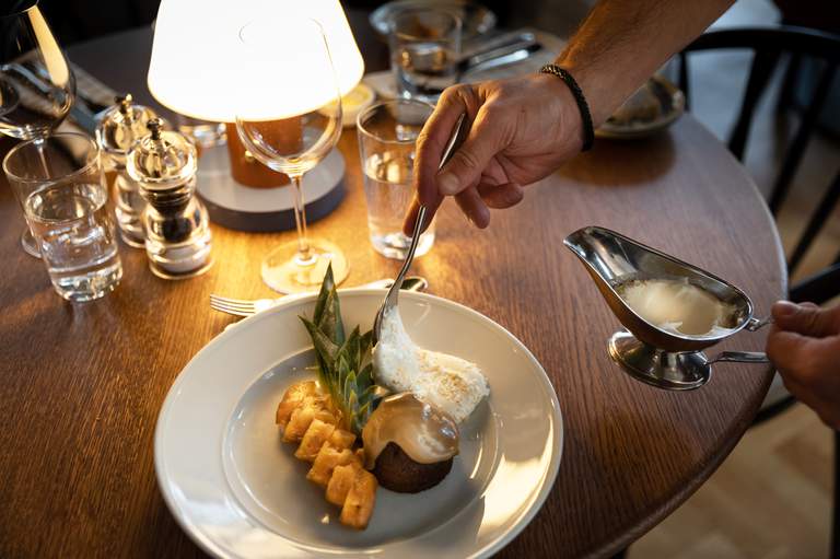 Restauranger i Stockholm. En Ananas flambee serveras på La Girafe, en restaurang på Kungsholmen.