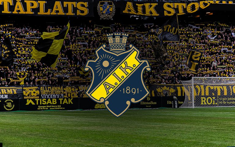 Fotbollsplan och AIK-loggan.