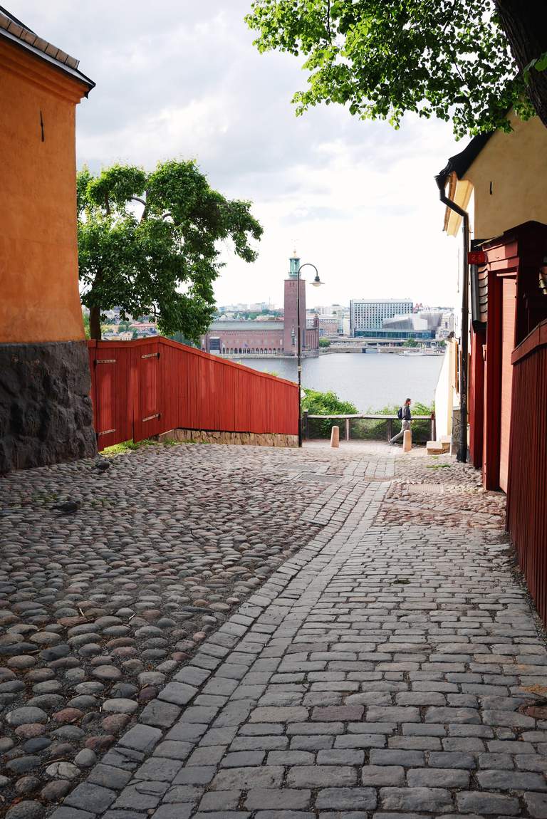 Sevårdheter i Stockholm. Utsikt över Stadshuset från Monteliusvägen, en av Stockholms mest älskade utsiktsplatser.
