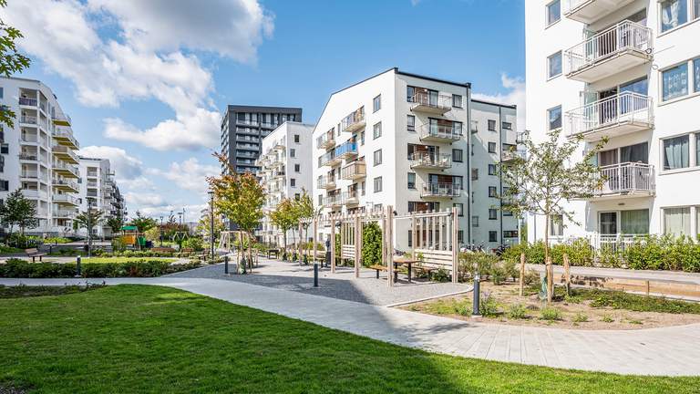 Arkitektur i Stockholm. Bostadsområdet Rinkebyterassen, byggt över motorvägen E18.