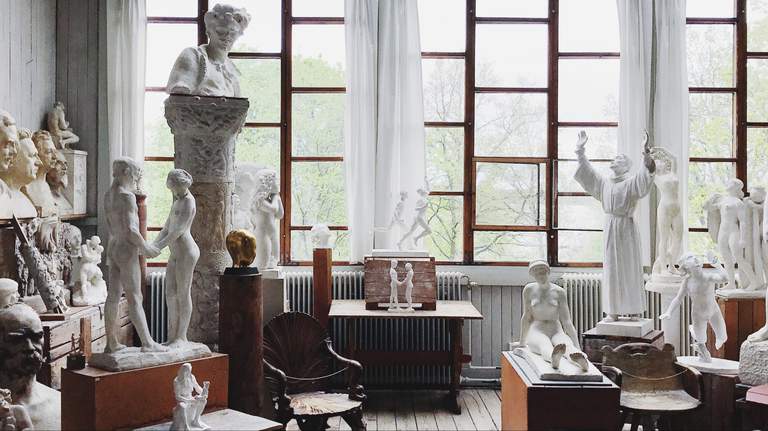 Museer i Stockholm. Carl Eldhs studio. Statyer står i, vad som en gång var, den berömde skulptörens hem och studio.