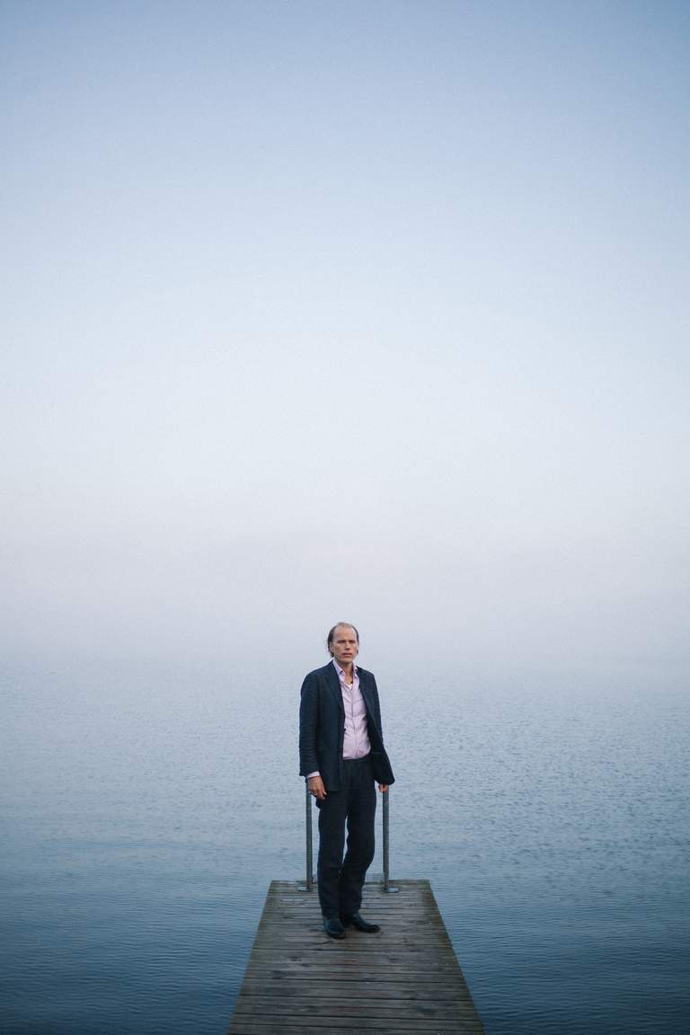 Christian Kjellvander som står på en brygga.