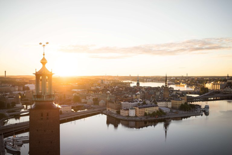 Stockholms stadshus i soluppgång