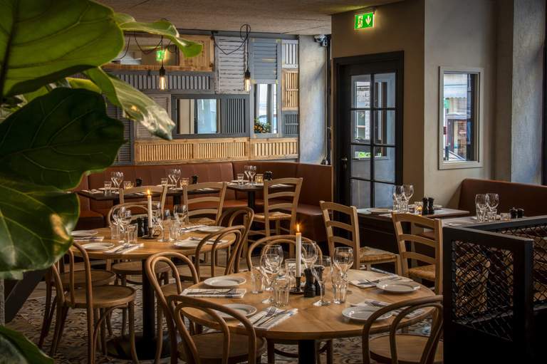 Bild inifrån den grekiska restaurangen Esperia i Stockholm