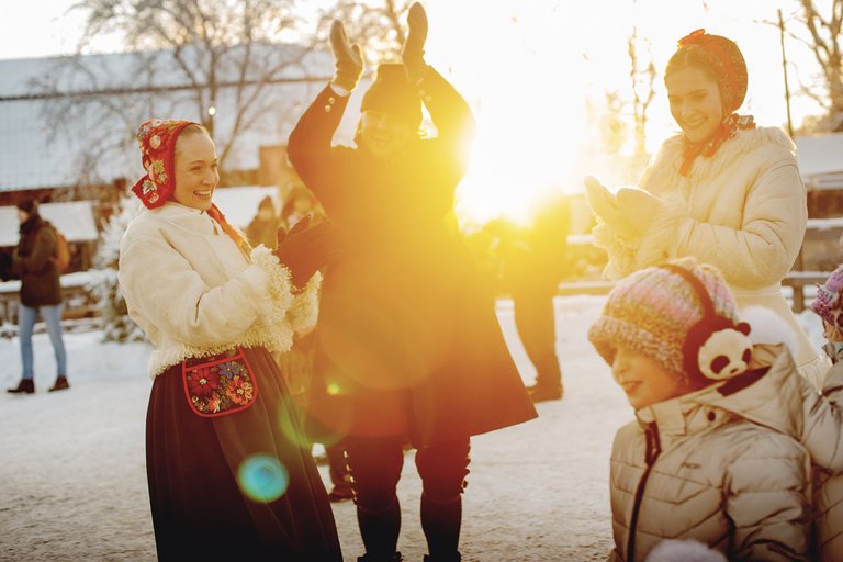 Människor som dansar utomhus på vintern.