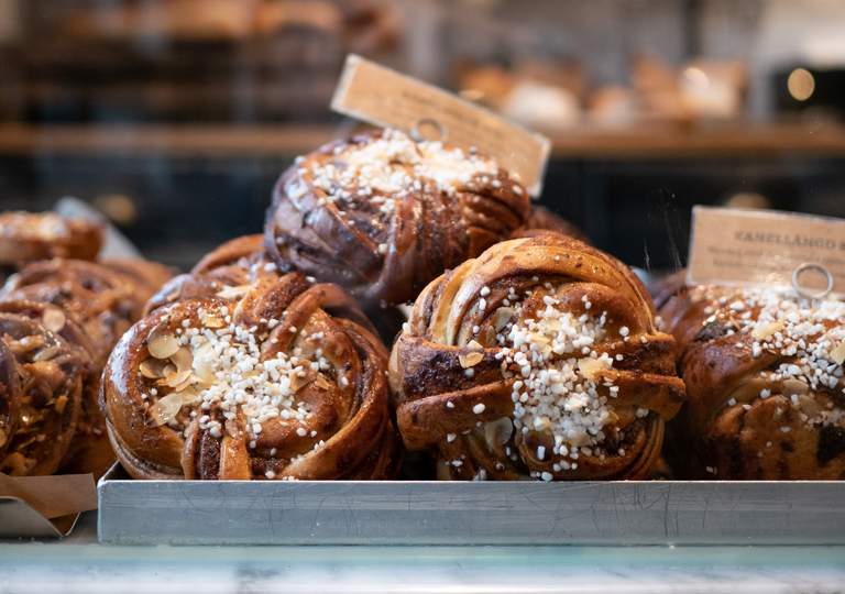 Cafeer i Stockholm. Närbild på en bricka med kanelbullar på Robin Delselius Bageri i Enskede.