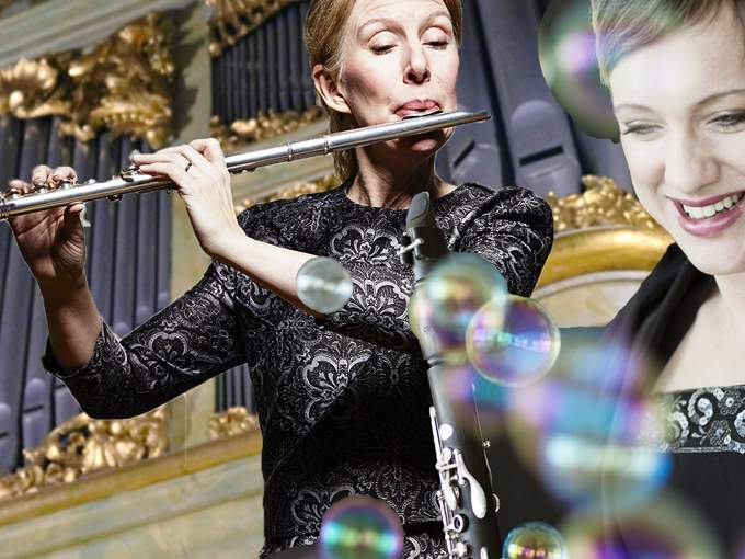 Två musiker som spelar sina musikinstrument.