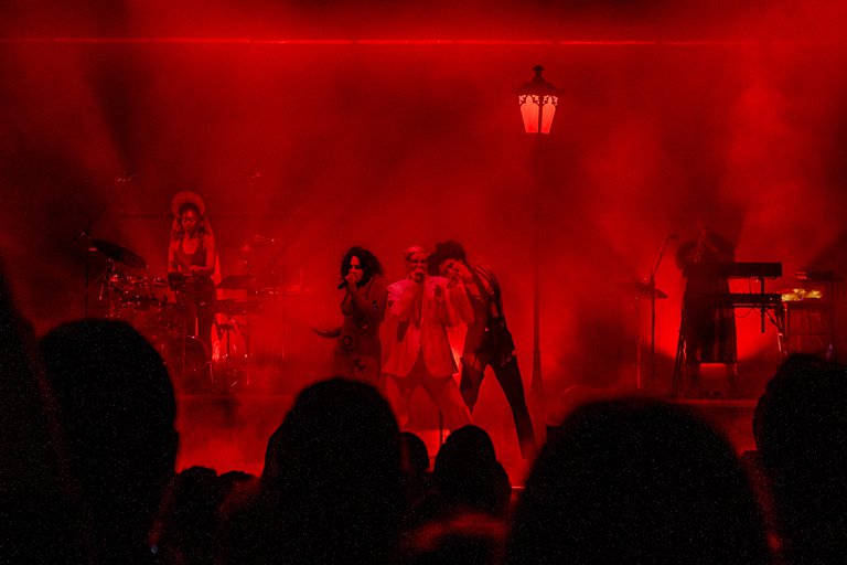 Gruppen Fever Ray uppträder på en scen.