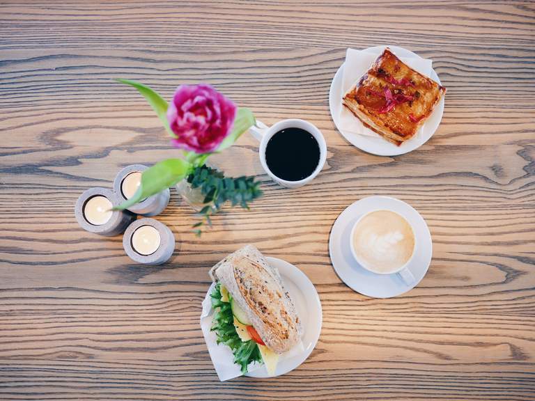 Caféer i Stockholm. Ett bord dukat för fika på Fosch på Östermalm.