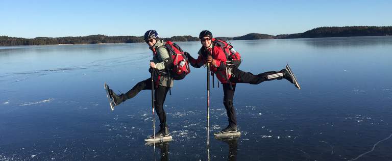 Två personer på en skridskotur.