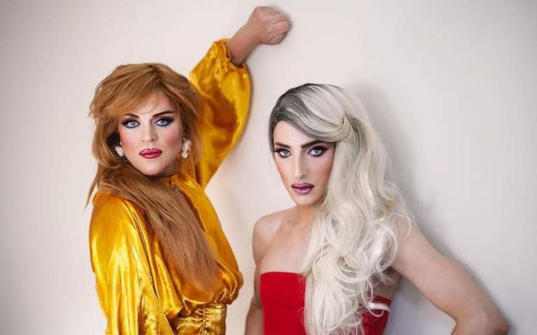 Två dragqueens som spänner ögonen i betraktraren