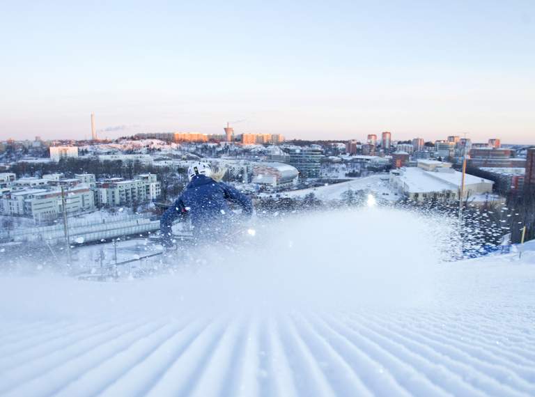 Skidåkare i Stockholms centrala skidbacke, Hammarbybacken