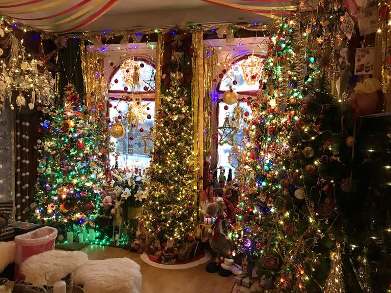Jul i Stockholm. Ett hem överbelamrat med juldekorationer och pynt.