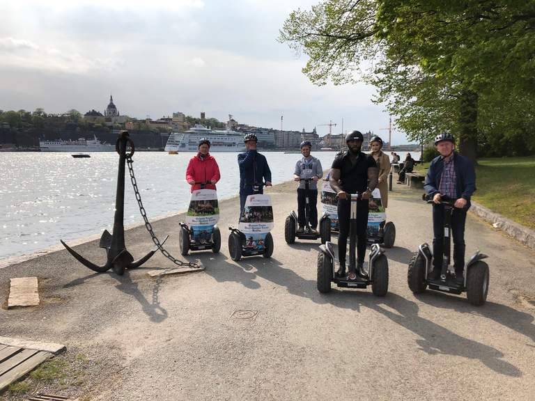 Flera personer på segways på en kaj.