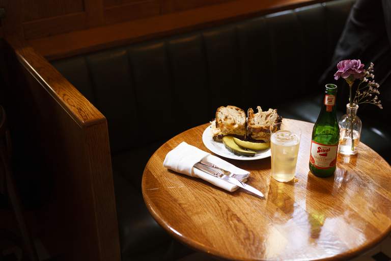 Restauranger i Stockholm. Schmaltz på Östermalm, med en meny som serverar mat inspirerad av deli-mat i New York.