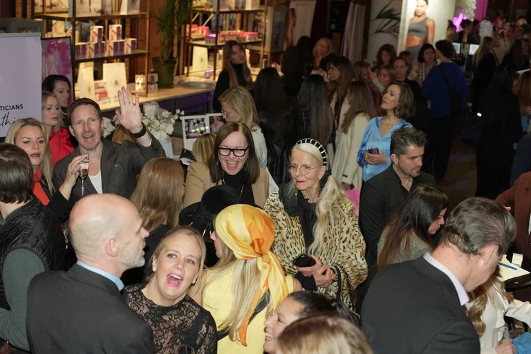 Människor på mässan Stockholm Beauty Week.