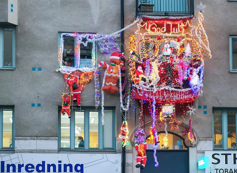 Jul i Stockholm. En dekorerad julbalkong vid Fridhemsplan.