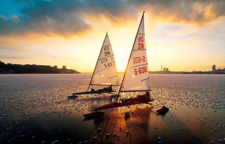 Två isjakter i silhuett mot solnedgångengången