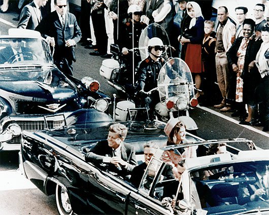 JFK i bilen med frun Foto Walt Cisco.jpg
