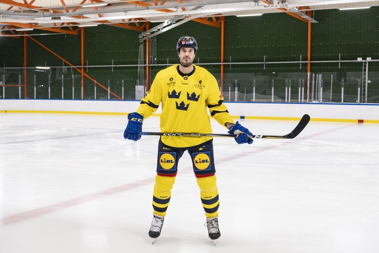 Jonathan Ericsson på is i full hockeymundering samt landslagströja.